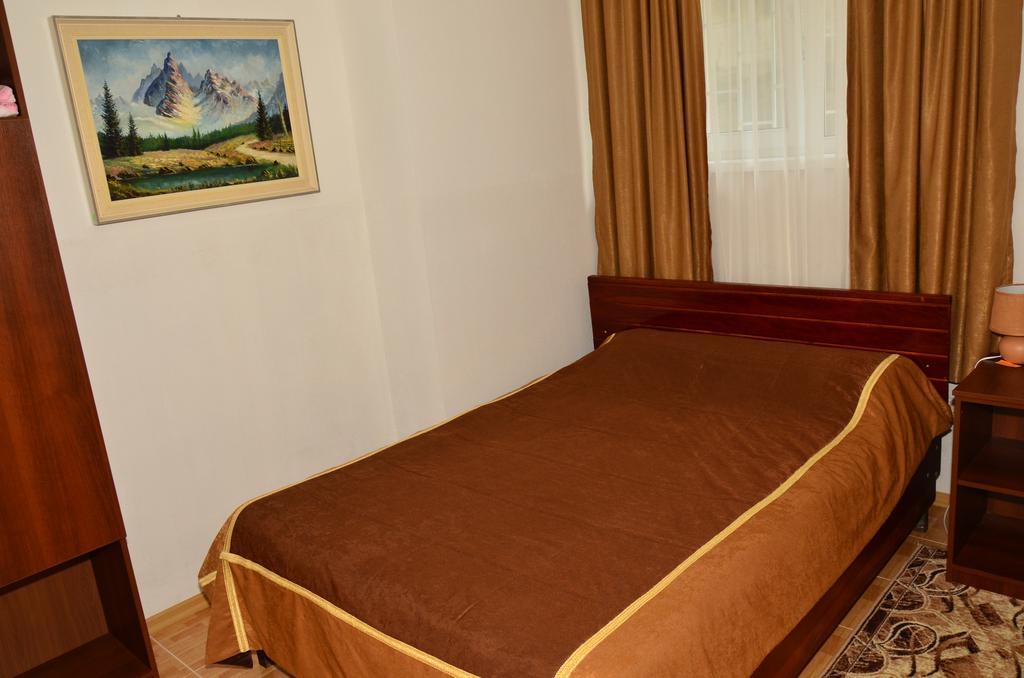 Hotel Acorn Ирпень Экстерьер фото